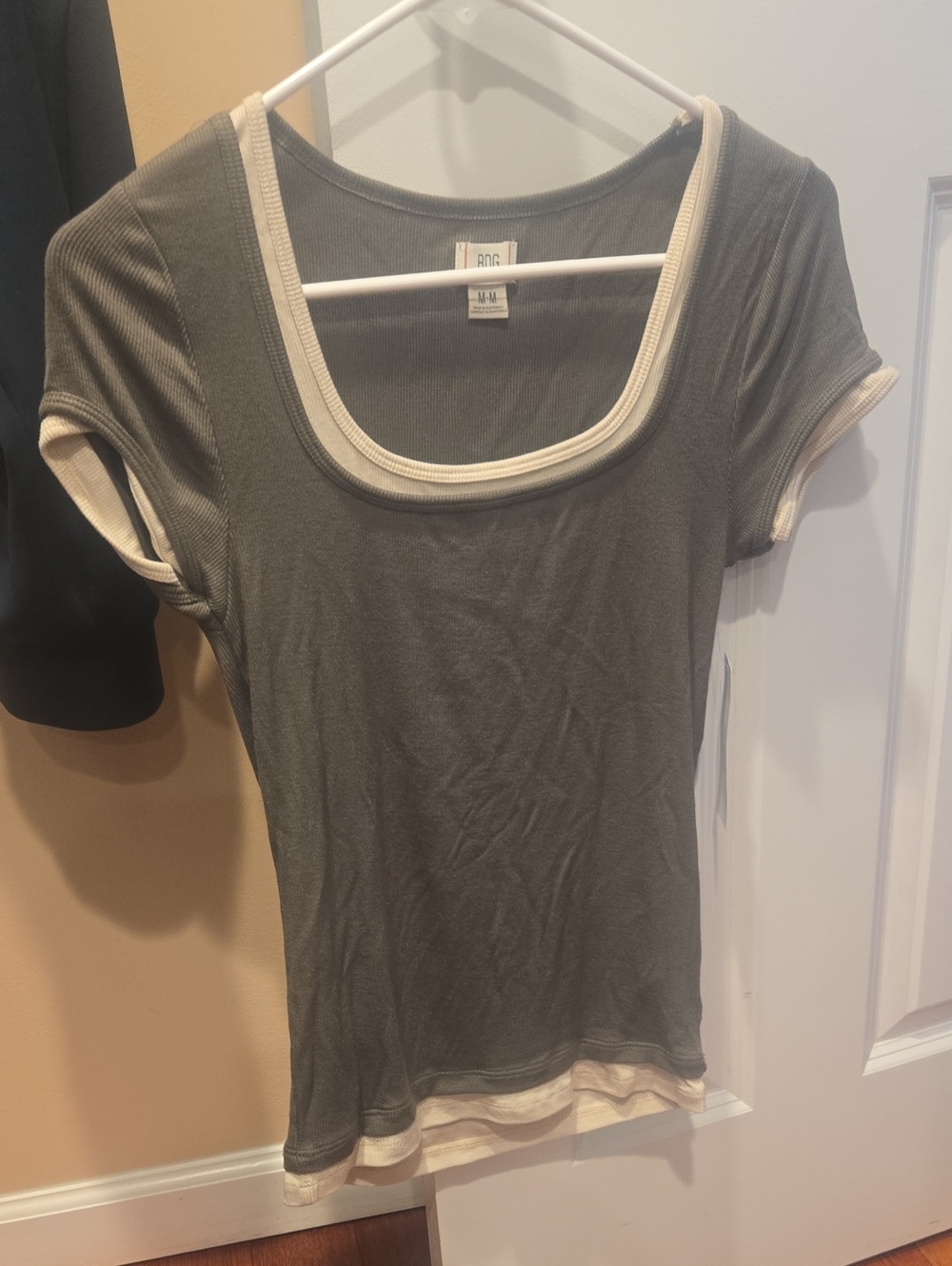 Urban Outfitters M BDG Green Short Sleeve Scoop Neck Ribbed Tee with Cream Trim